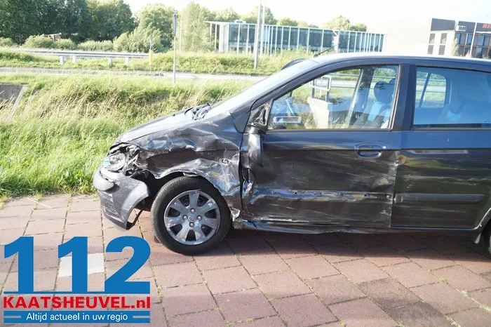 Veel schade bij ongeval op de Middelweg in Vlijmen 12 Veel schade bij ongeval op de Middelweg in Vlijmen 112 De Langstraat