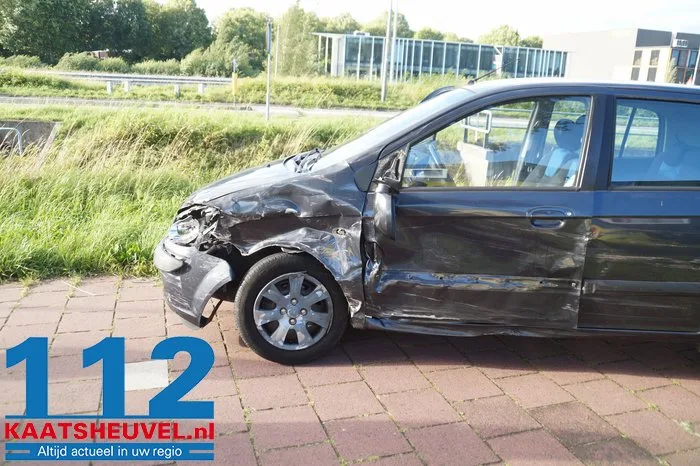 Veel schade bij ongeval op de Middelweg in Vlijmen 13 Veel schade bij ongeval op de Middelweg in Vlijmen 112 De Langstraat