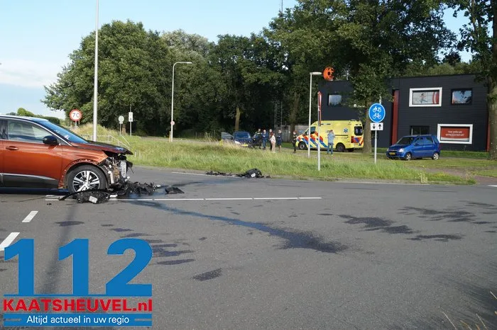 Veel schade bij ongeval op de Middelweg in Vlijmen 14 Veel schade bij ongeval op de Middelweg in Vlijmen 112 De Langstraat