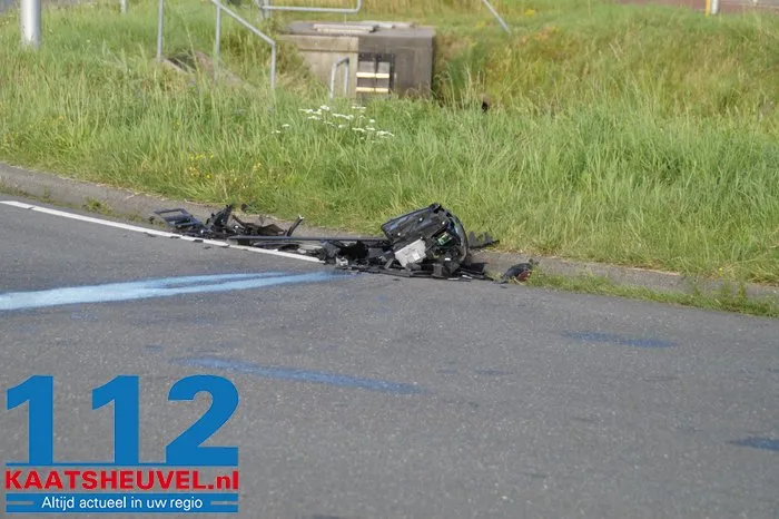 Veel schade bij ongeval op de Middelweg in Vlijmen 15 Veel schade bij ongeval op de Middelweg in Vlijmen 112 De Langstraat
