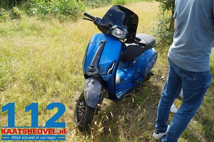 Scooterrijder botst achter op auto en raakt gewond in Nieuwkuijk 1 Scooterrijder botst achter op auto en raakt gewond in Nieuwkuijk 112 De Langstraat
