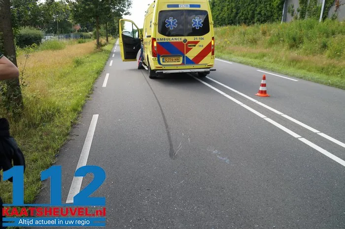 Scooterrijder botst achter op auto en raakt gewond in Nieuwkuijk 7 Scooterrijder botst achter op auto en raakt gewond in Nieuwkuijk 112 De Langstraat
