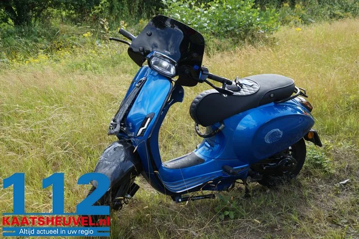 Scooterrijder botst achter op auto en raakt gewond in Nieuwkuijk 8 Scooterrijder botst achter op auto en raakt gewond in Nieuwkuijk 112 De Langstraat