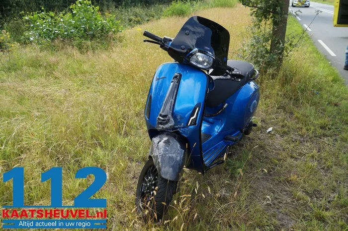 Scooterrijder botst achter op auto en raakt gewond in Nieuwkuijk 9 Scooterrijder botst achter op auto en raakt gewond in Nieuwkuijk 112 De Langstraat