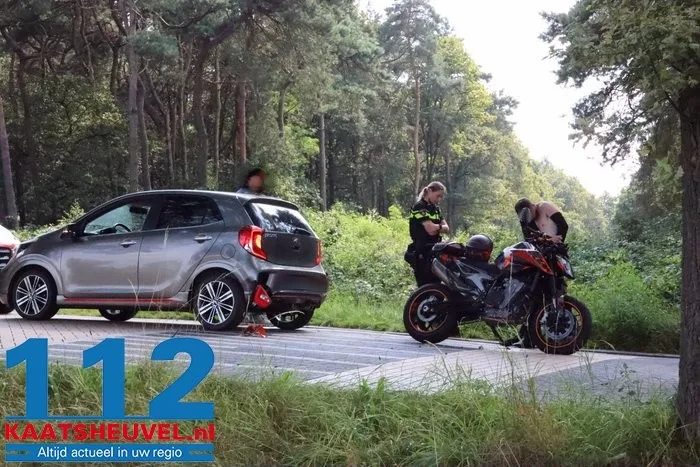 Motor en auto botsen in Vlijmen: deel bumper komt los, man nagekeken in ambulance 1 Motor en auto botsen in Vlijmen: deel bumper komt los, man nagekeken in ambulance 112 De Langstraat