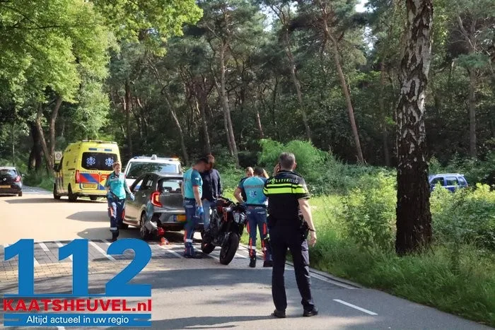 Motor en auto botsen in Vlijmen: deel bumper komt los, man nagekeken in ambulance 4 Motor en auto botsen in Vlijmen: deel bumper komt los, man nagekeken in ambulance 112 De Langstraat
