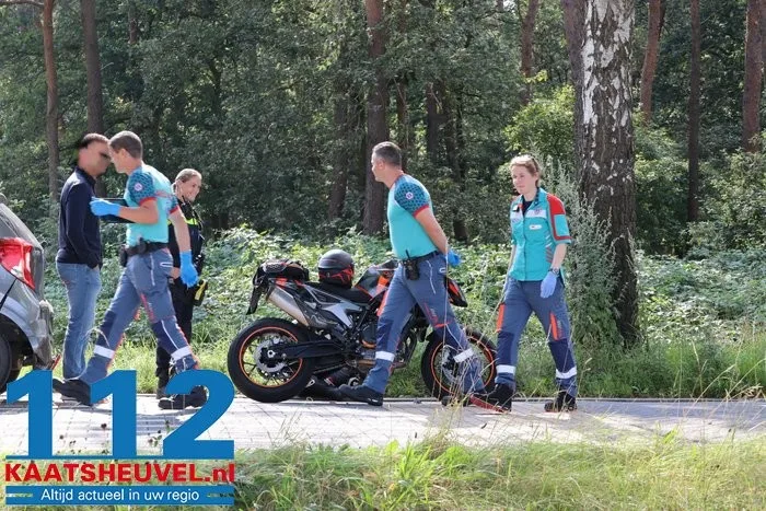 Motor en auto botsen in Vlijmen: deel bumper komt los, man nagekeken in ambulance 5 Motor en auto botsen in Vlijmen: deel bumper komt los, man nagekeken in ambulance 112 De Langstraat