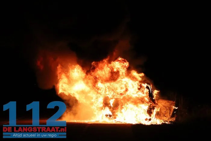 Porsche vliegt tijdens rijden in brand en is niet meer te redden, eigenaar had dure sportwagen pas gekocht 1 Porsche vliegt tijdens rijden in brand en is niet meer te redden, eigenaar had dure sportwagen pas gekocht 112 De Langstraat