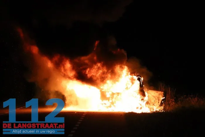 Porsche vliegt tijdens rijden in brand en is niet meer te redden, eigenaar had dure sportwagen pas gekocht 4 Porsche vliegt tijdens rijden in brand en is niet meer te redden, eigenaar had dure sportwagen pas gekocht 112 De Langstraat