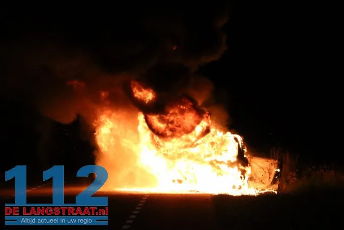 Porsche vliegt tijdens rijden in brand en is niet meer te redden, eigenaar had dure sportwagen pas gekocht 5 Porsche vliegt tijdens rijden in brand en is niet meer te redden, eigenaar had dure sportwagen pas gekocht 112 De Langstraat