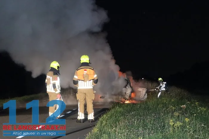 Porsche vliegt tijdens rijden in brand en is niet meer te redden, eigenaar had dure sportwagen pas gekocht 13 Porsche vliegt tijdens rijden in brand en is niet meer te redden, eigenaar had dure sportwagen pas gekocht 112 De Langstraat
