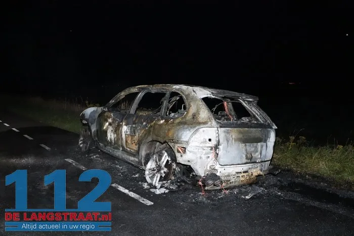 Porsche vliegt tijdens rijden in brand en is niet meer te redden, eigenaar had dure sportwagen pas gekocht 25 Porsche vliegt tijdens rijden in brand en is niet meer te redden, eigenaar had dure sportwagen pas gekocht 112 De Langstraat
