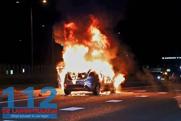Bestuurder vlucht uit brandende auto Melkvonderweg Waalwijk 1 Bestuurder vlucht uit brandende auto Melkvonderweg Waalwijk 112 De Langstraat