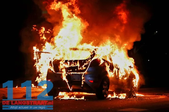 Bestuurder vlucht uit brandende auto Melkvonderweg Waalwijk 2 Bestuurder vlucht uit brandende auto Melkvonderweg Waalwijk 112 De Langstraat