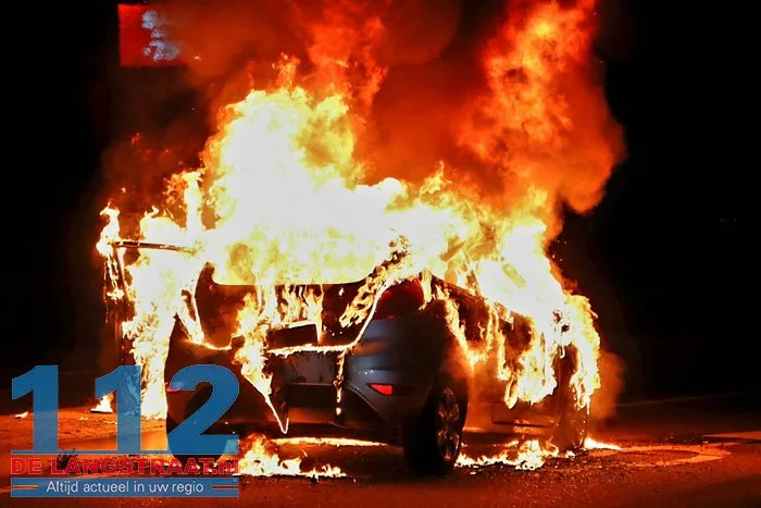 Bestuurder vlucht uit brandende auto Melkvonderweg Waalwijk 4 Bestuurder vlucht uit brandende auto Melkvonderweg Waalwijk 112 De Langstraat