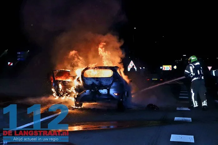 Bestuurder vlucht uit brandende auto Melkvonderweg Waalwijk 6 Bestuurder vlucht uit brandende auto Melkvonderweg Waalwijk 112 De Langstraat