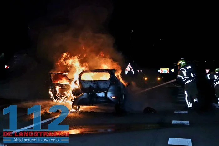 Bestuurder vlucht uit brandende auto Melkvonderweg Waalwijk 7 Bestuurder vlucht uit brandende auto Melkvonderweg Waalwijk 112 De Langstraat