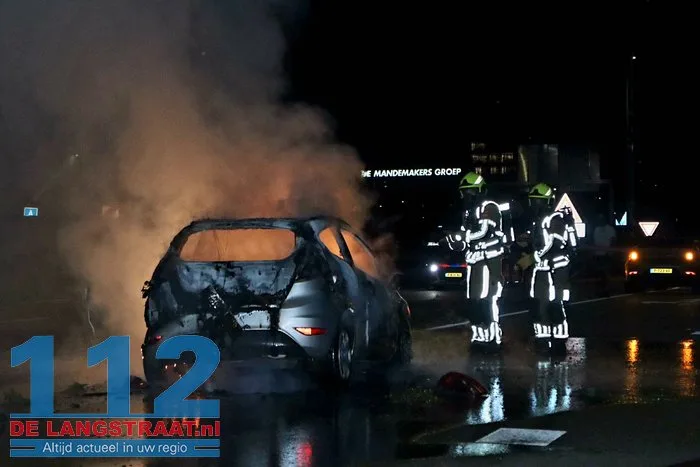 Bestuurder vlucht uit brandende auto Melkvonderweg Waalwijk 8 Bestuurder vlucht uit brandende auto Melkvonderweg Waalwijk 112 De Langstraat