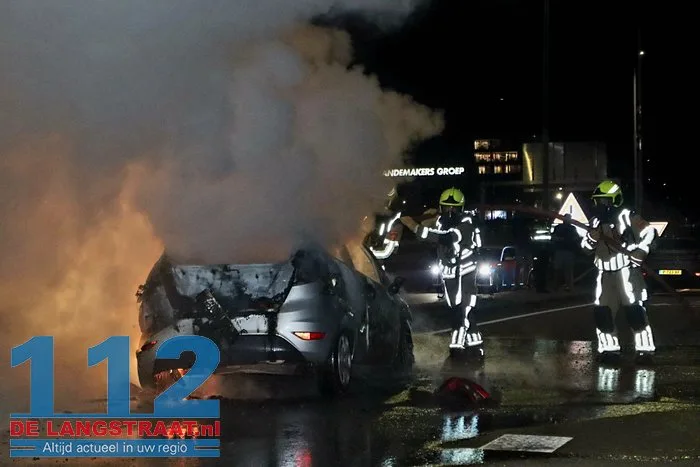 Bestuurder vlucht uit brandende auto Melkvonderweg Waalwijk 9 Bestuurder vlucht uit brandende auto Melkvonderweg Waalwijk 112 De Langstraat