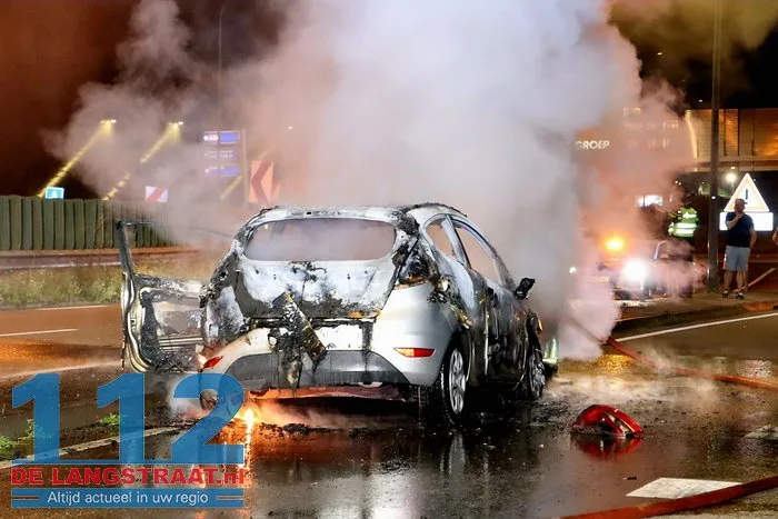 Bestuurder vlucht uit brandende auto Melkvonderweg Waalwijk 10 Bestuurder vlucht uit brandende auto Melkvonderweg Waalwijk 112 De Langstraat