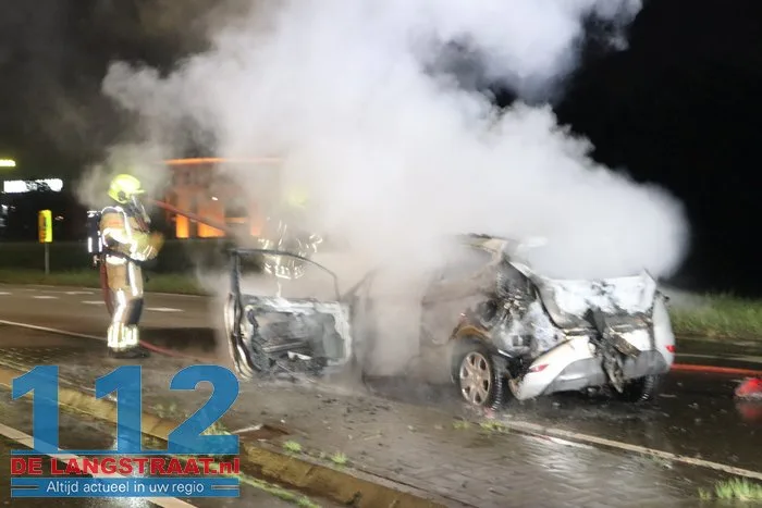 Bestuurder vlucht uit brandende auto Melkvonderweg Waalwijk 11 Bestuurder vlucht uit brandende auto Melkvonderweg Waalwijk 112 De Langstraat