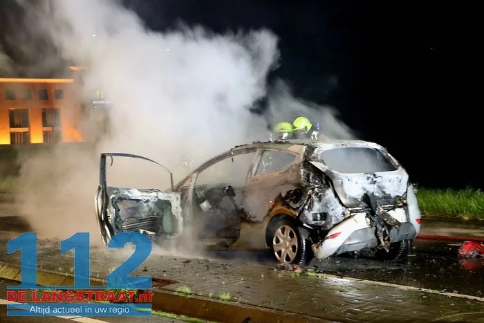 Bestuurder vlucht uit brandende auto Melkvonderweg Waalwijk 12 Bestuurder vlucht uit brandende auto Melkvonderweg Waalwijk 112 De Langstraat