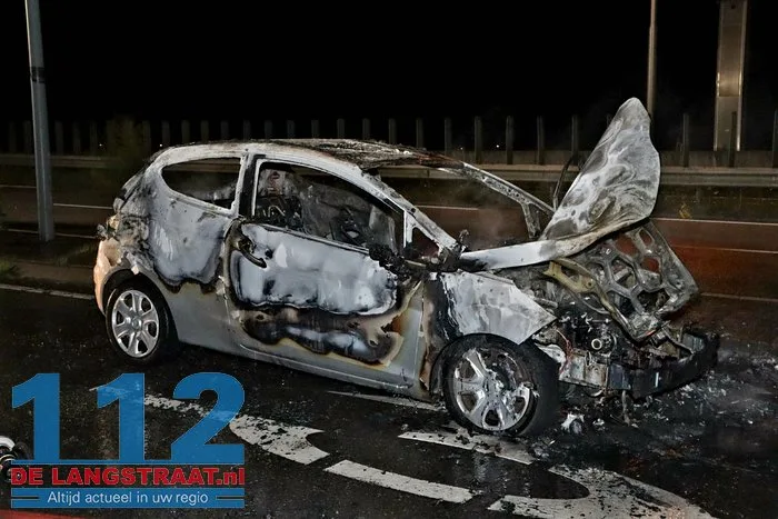 Bestuurder vlucht uit brandende auto Melkvonderweg Waalwijk 14 Bestuurder vlucht uit brandende auto Melkvonderweg Waalwijk 112 De Langstraat