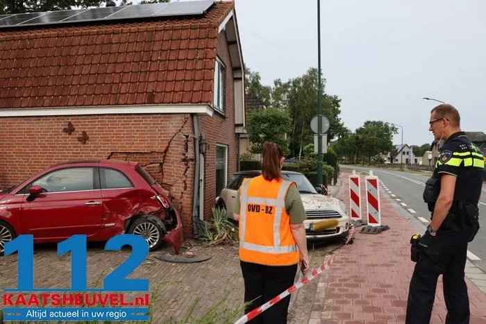 Dronken automobilist zonder rijbewijs knalt op huis in Kaatsheuvel, bewoners breken vakantie af. 1 Dronken automobilist zonder rijbewijs knalt op huis in Kaatsheuvel, bewoners breken vakantie af. 112 De Langstraat