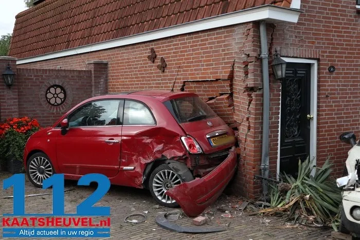 Dronken automobilist zonder rijbewijs knalt op huis in Kaatsheuvel, bewoners breken vakantie af. 3 Dronken automobilist zonder rijbewijs knalt op huis in Kaatsheuvel, bewoners breken vakantie af. 112 De Langstraat