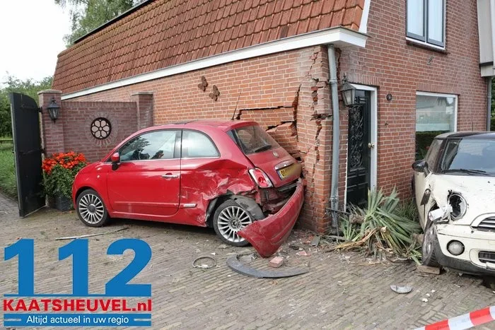 Dronken automobilist zonder rijbewijs knalt op huis in Kaatsheuvel, bewoners breken vakantie af. 4 Dronken automobilist zonder rijbewijs knalt op huis in Kaatsheuvel, bewoners breken vakantie af. 112 De Langstraat