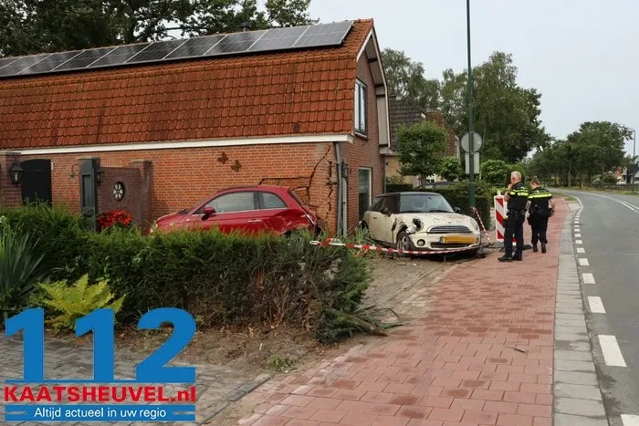 Dronken automobilist zonder rijbewijs knalt op huis in Kaatsheuvel, bewoners breken vakantie af. 7 Dronken automobilist zonder rijbewijs knalt op huis in Kaatsheuvel, bewoners breken vakantie af. 112 De Langstraat