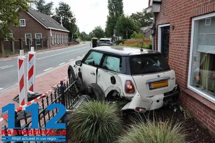 Dronken automobilist zonder rijbewijs knalt op huis in Kaatsheuvel, bewoners breken vakantie af. 8 Dronken automobilist zonder rijbewijs knalt op huis in Kaatsheuvel, bewoners breken vakantie af. 112 De Langstraat