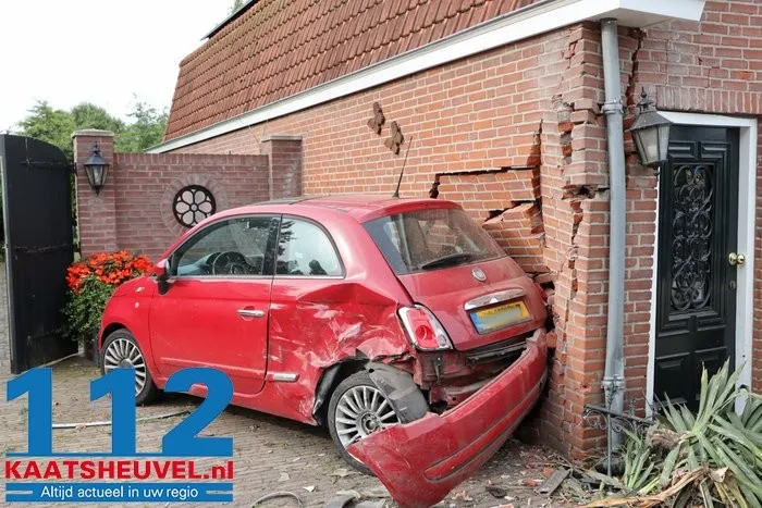Dronken automobilist zonder rijbewijs knalt op huis in Kaatsheuvel, bewoners breken vakantie af. 10 Dronken automobilist zonder rijbewijs knalt op huis in Kaatsheuvel, bewoners breken vakantie af. 112 De Langstraat