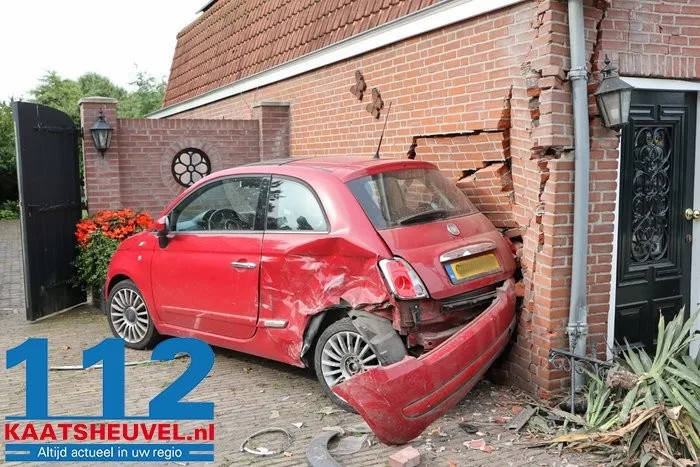 Dronken automobilist zonder rijbewijs knalt op huis in Kaatsheuvel, bewoners breken vakantie af. 11 Dronken automobilist zonder rijbewijs knalt op huis in Kaatsheuvel, bewoners breken vakantie af. 112 De Langstraat