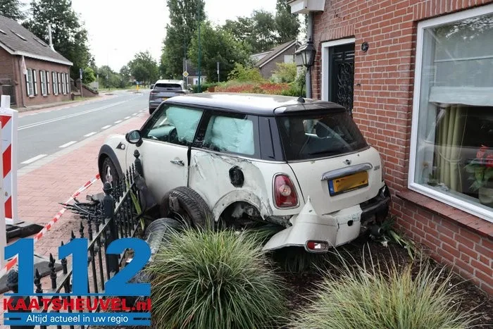 Dronken automobilist zonder rijbewijs knalt op huis in Kaatsheuvel, bewoners breken vakantie af. 14 Dronken automobilist zonder rijbewijs knalt op huis in Kaatsheuvel, bewoners breken vakantie af. 112 De Langstraat