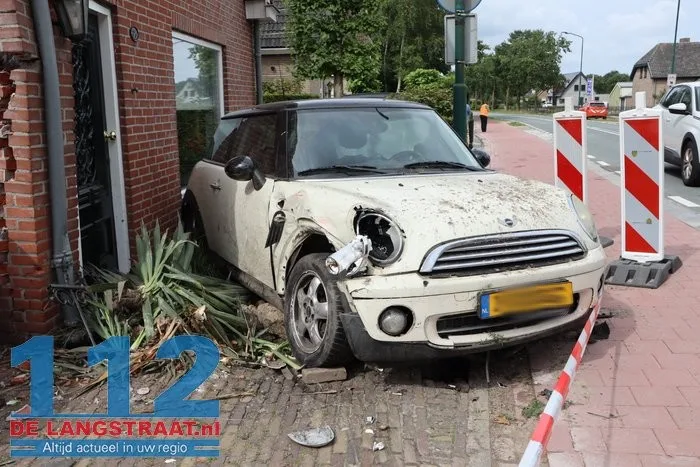 Dronken automobilist zonder rijbewijs knalt op huis in Kaatsheuvel, bewoners breken vakantie af. 16 Dronken automobilist zonder rijbewijs knalt op huis in Kaatsheuvel, bewoners breken vakantie af. 112 De Langstraat