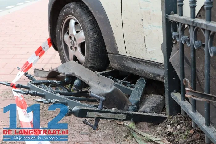 Dronken automobilist zonder rijbewijs knalt op huis in Kaatsheuvel, bewoners breken vakantie af. 17 Dronken automobilist zonder rijbewijs knalt op huis in Kaatsheuvel, bewoners breken vakantie af. 112 De Langstraat