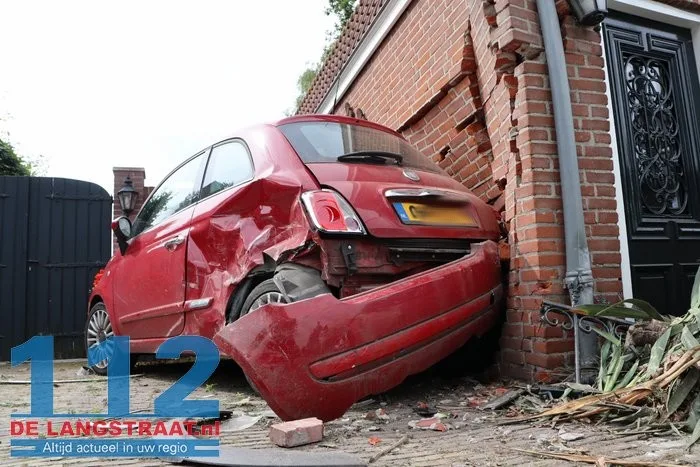 Dronken automobilist zonder rijbewijs knalt op huis in Kaatsheuvel, bewoners breken vakantie af. 21 Dronken automobilist zonder rijbewijs knalt op huis in Kaatsheuvel, bewoners breken vakantie af. 112 De Langstraat