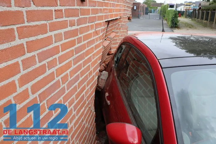 Dronken automobilist zonder rijbewijs knalt op huis in Kaatsheuvel, bewoners breken vakantie af. 24 Dronken automobilist zonder rijbewijs knalt op huis in Kaatsheuvel, bewoners breken vakantie af. 112 De Langstraat