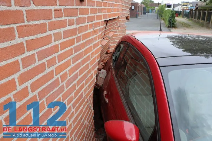 Dronken automobilist zonder rijbewijs knalt op huis in Kaatsheuvel, bewoners breken vakantie af. 25 Dronken automobilist zonder rijbewijs knalt op huis in Kaatsheuvel, bewoners breken vakantie af. 112 De Langstraat