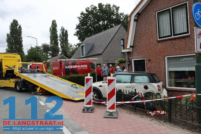 Dronken automobilist zonder rijbewijs knalt op huis in Kaatsheuvel, bewoners breken vakantie af. 26 Dronken automobilist zonder rijbewijs knalt op huis in Kaatsheuvel, bewoners breken vakantie af. 112 De Langstraat