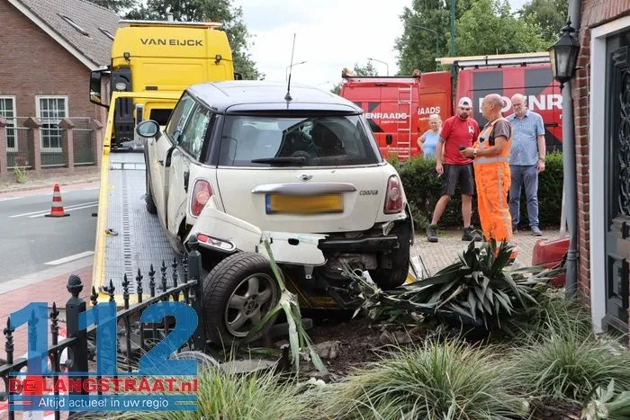 Dronken automobilist zonder rijbewijs knalt op huis in Kaatsheuvel, bewoners breken vakantie af. 27 Dronken automobilist zonder rijbewijs knalt op huis in Kaatsheuvel, bewoners breken vakantie af. 112 De Langstraat
