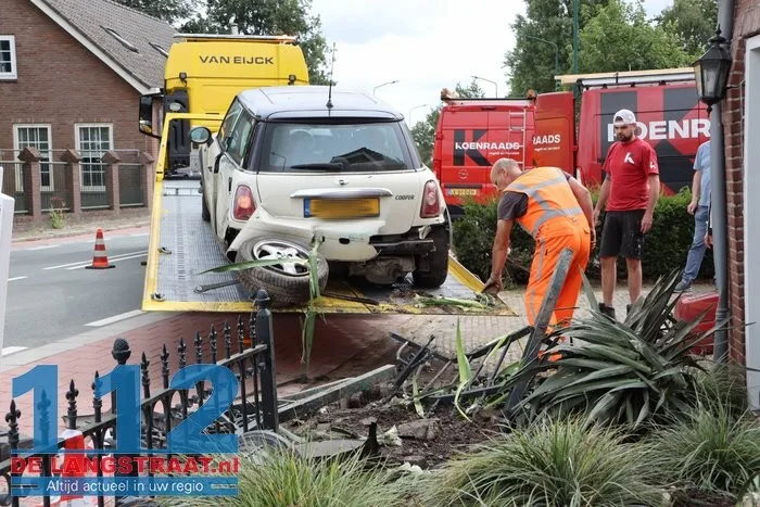 Dronken automobilist zonder rijbewijs knalt op huis in Kaatsheuvel, bewoners breken vakantie af. 28 Dronken automobilist zonder rijbewijs knalt op huis in Kaatsheuvel, bewoners breken vakantie af. 112 De Langstraat