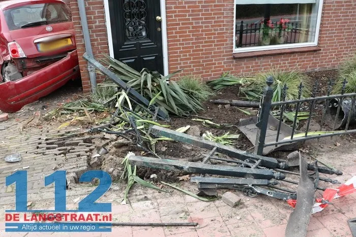 Dronken automobilist zonder rijbewijs knalt op huis in Kaatsheuvel, bewoners breken vakantie af. 29 Dronken automobilist zonder rijbewijs knalt op huis in Kaatsheuvel, bewoners breken vakantie af. 112 De Langstraat