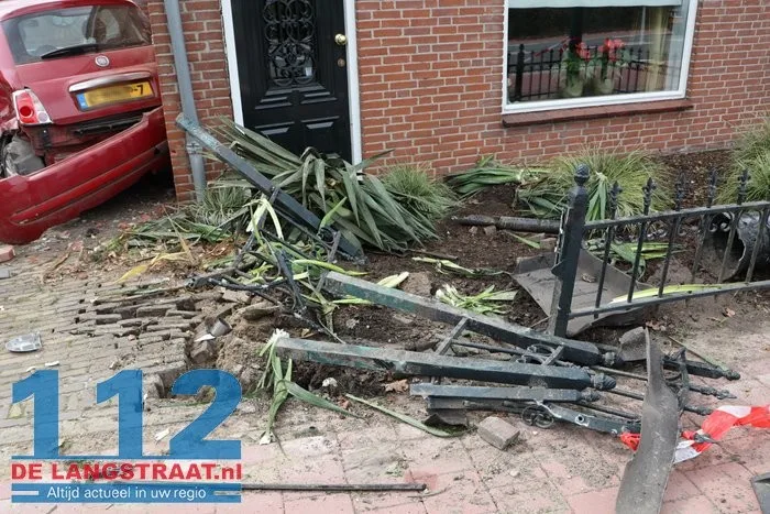 Dronken automobilist zonder rijbewijs knalt op huis in Kaatsheuvel, bewoners breken vakantie af. 30 Dronken automobilist zonder rijbewijs knalt op huis in Kaatsheuvel, bewoners breken vakantie af. 112 De Langstraat