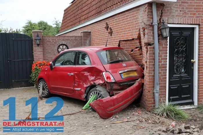 Dronken automobilist zonder rijbewijs knalt op huis in Kaatsheuvel, bewoners breken vakantie af. 31 Dronken automobilist zonder rijbewijs knalt op huis in Kaatsheuvel, bewoners breken vakantie af. 112 De Langstraat