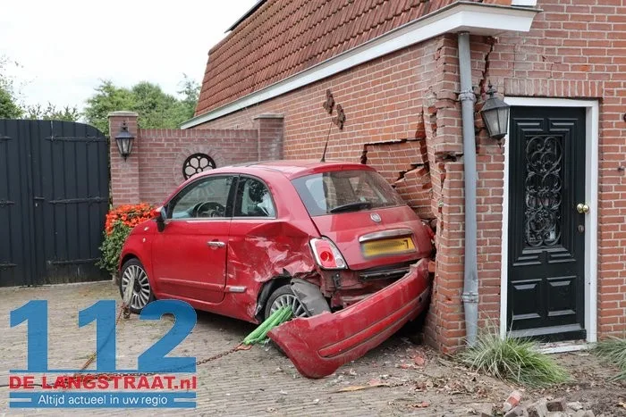Dronken automobilist zonder rijbewijs knalt op huis in Kaatsheuvel, bewoners breken vakantie af. 32 Dronken automobilist zonder rijbewijs knalt op huis in Kaatsheuvel, bewoners breken vakantie af. 112 De Langstraat