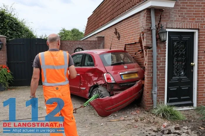 Dronken automobilist zonder rijbewijs knalt op huis in Kaatsheuvel, bewoners breken vakantie af. 33 Dronken automobilist zonder rijbewijs knalt op huis in Kaatsheuvel, bewoners breken vakantie af. 112 De Langstraat