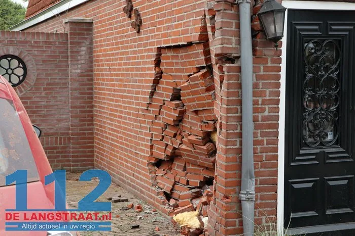 Dronken automobilist zonder rijbewijs knalt op huis in Kaatsheuvel, bewoners breken vakantie af. 34 Dronken automobilist zonder rijbewijs knalt op huis in Kaatsheuvel, bewoners breken vakantie af. 112 De Langstraat
