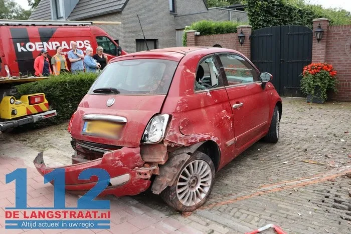 Dronken automobilist zonder rijbewijs knalt op huis in Kaatsheuvel, bewoners breken vakantie af. 35 Dronken automobilist zonder rijbewijs knalt op huis in Kaatsheuvel, bewoners breken vakantie af. 112 De Langstraat